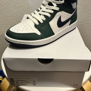 Nike Air Jordan 1 Mid SE in Green and White